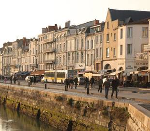 La Rochelle and Saintes, the twin sisters