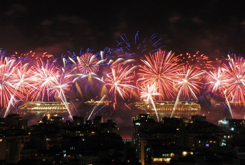 Fogos de artifício em um céu noturno no Rio de Janeiro