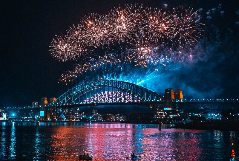 Fogos de artifício na Sydney Harbour Bridge à noite