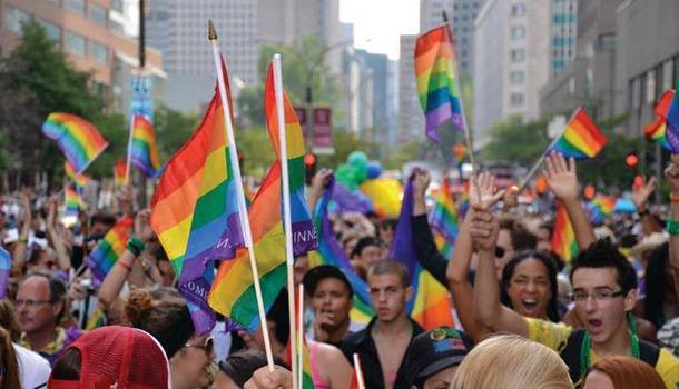 Izar la bandera arco iris en Montreal por FIerté