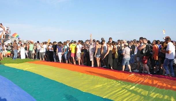 Nizza, naturalmente iridescente, si prepara ad accogliere la decima Pink Parade