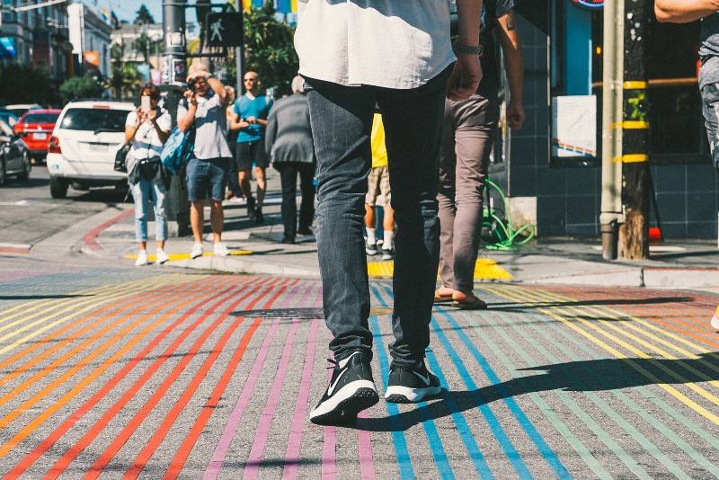 Teatro Castro em São Francisco com bandeiras arco-íris ao longo da rua.